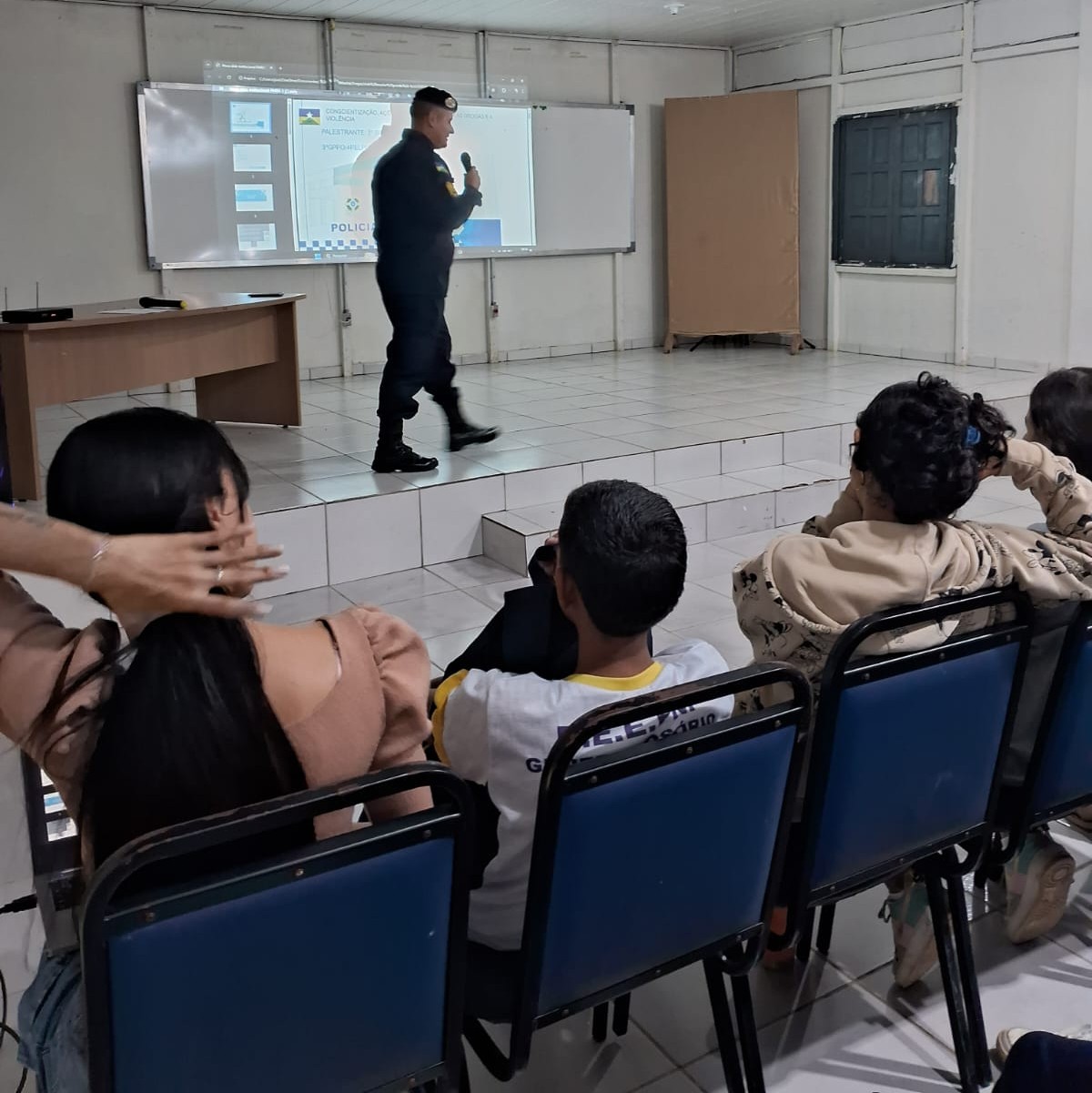 PALESTRA ALERTA JOVENS SOBRE OS RISCOS E CONSEQUÊNCIAS DAS DROGAS EM CALAMA (RO)