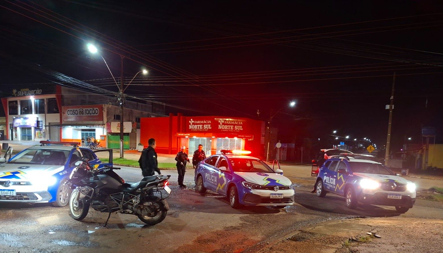 POLÍCIA MILITAR PRENDE MOTOCICLISTA POR DIREÇÃO PERIGOSA NO CENTRO DE ROLIM DE MOURA