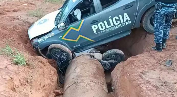 Viatura sai da pista e cai em vala durante perseguição