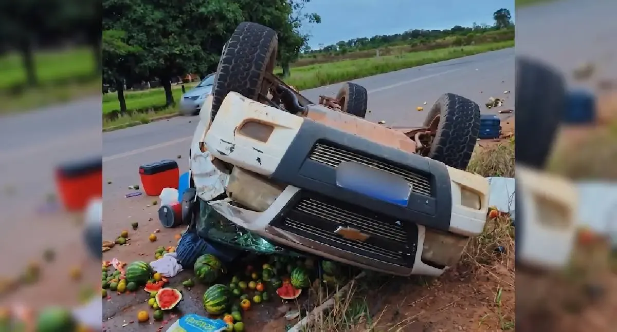 Caminhonete capota após colisão na RO-010 em Rondônia