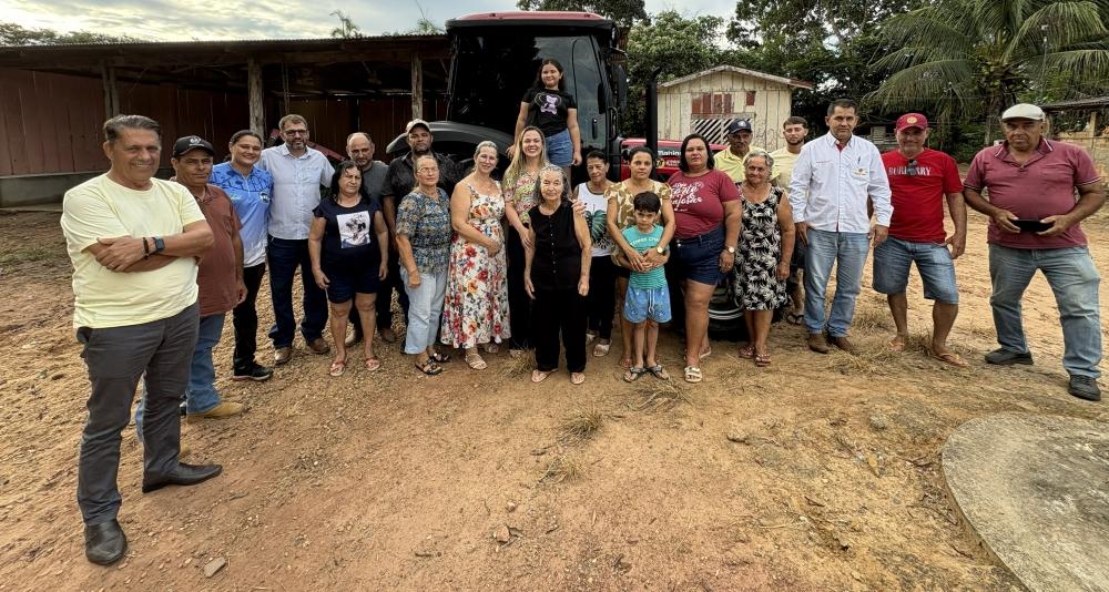 Cláudia de Jesus viabiliza trator para agricultores de Nova Colina, em Ji-Paraná