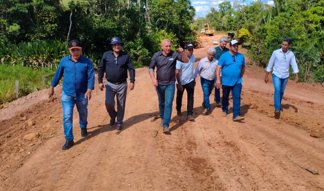 Ezequiel Neiva vistoria rebaixamento de morros em travessão no PA Belo Horizonte, em Machadinho
