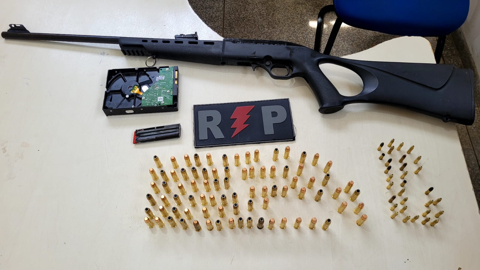 JI-PARANÁ – POLÍCIA MILITAR APREENDE ARMA DE FOGO E MAIS DE 100 MUNIÇÕES DURANTE DILIGÊNCIAS