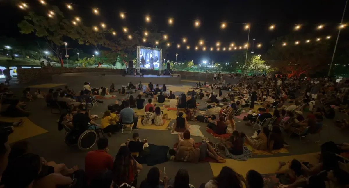 Cinema ao ar livre transforma o Dia dos Namorados em noite marcante no Parque da Cidade