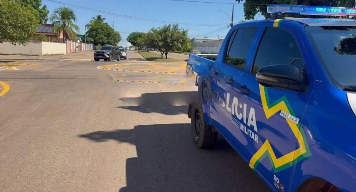 Condutora de bicicleta elétrica fica ferida após colisão com carro em rotatória