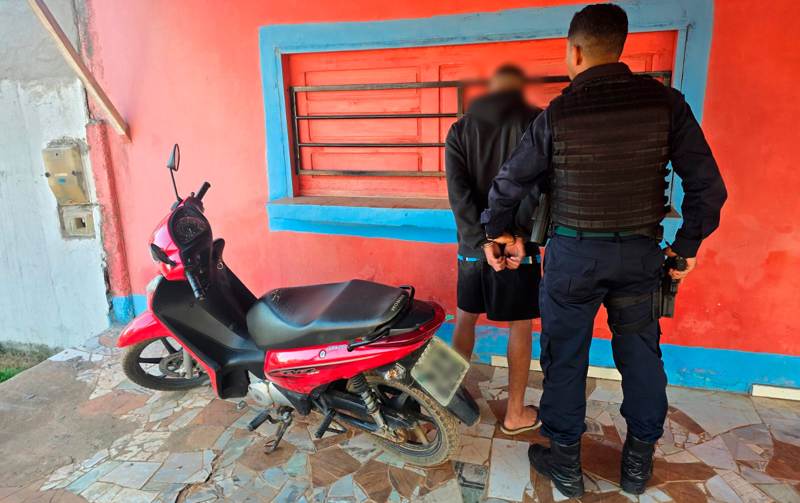 JI-PARANÁ – ADOLESCENTE É APREENDIDO PELA PM CONDUZINDO MOTOCICLETA FURTADA
