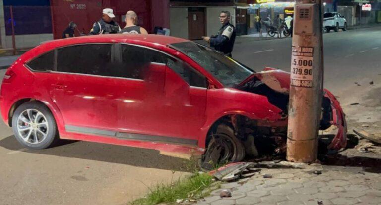 Motorista fica ferido após colidir carro contra poste de iluminação em Porto Velho