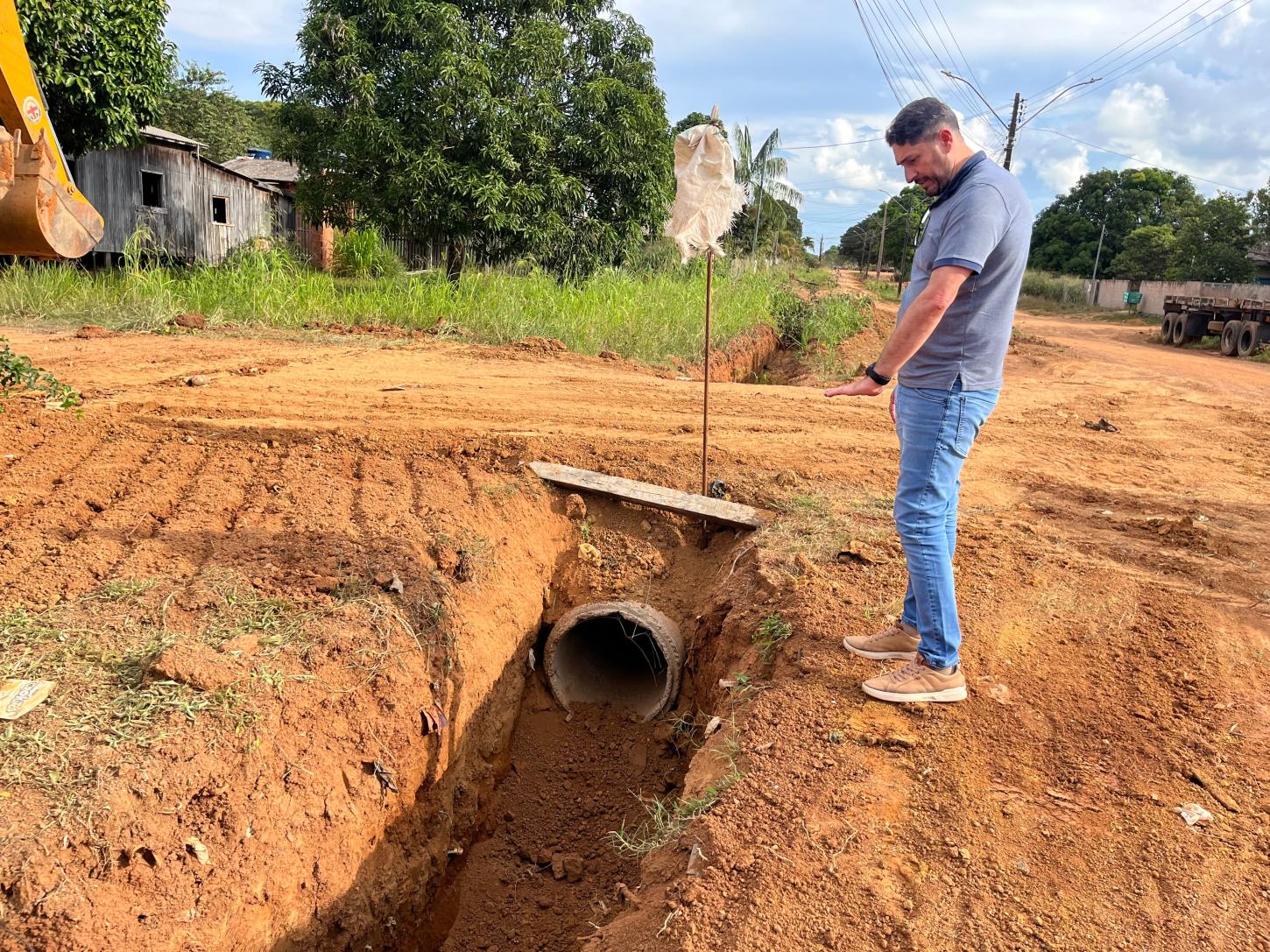 Vereador Márcio Pacele acompanha obras de drenagem em Nova Califórnia e reforça compromisso com os distritos