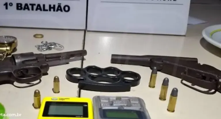 Força Tática prende dupla e apreende armas, drogas e materiais do tráfico em residência