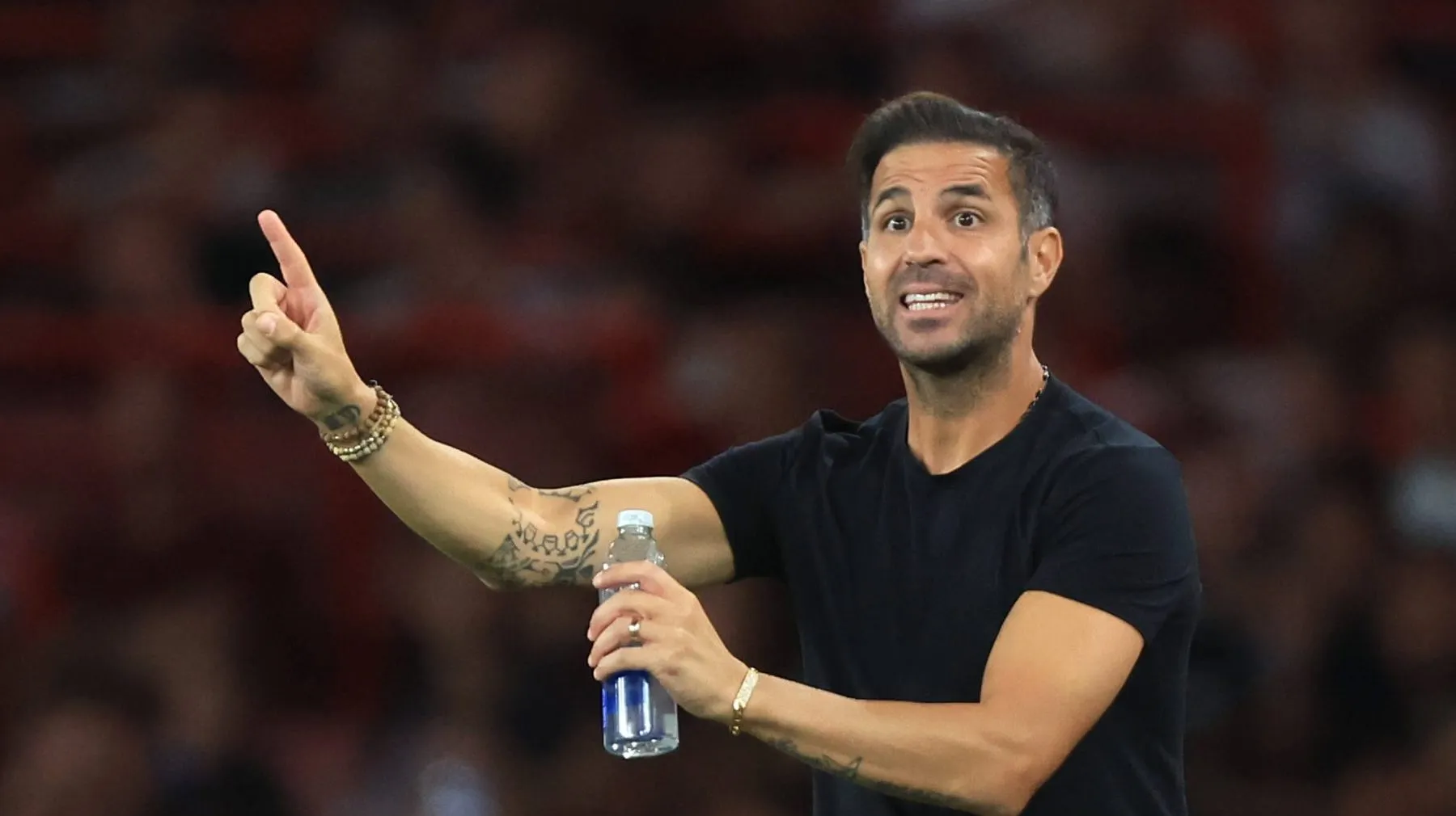 A cláusula que pode ditar o futuro de Cesc Fàbregas nas próximas janelas