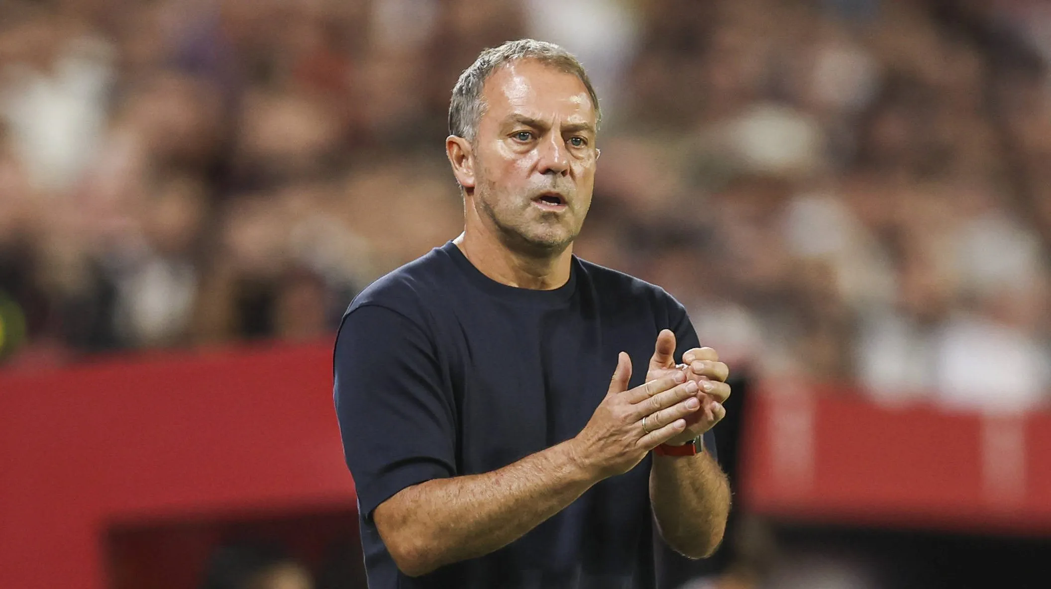 Barcelona encaminha renovação de joia mantida por Flick com cláusula de rescisão de R$ 3 bilhões