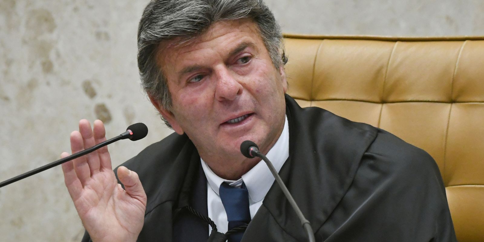 Fux suspende decisão de Dino que restabelecia posts de Nossa Senhora