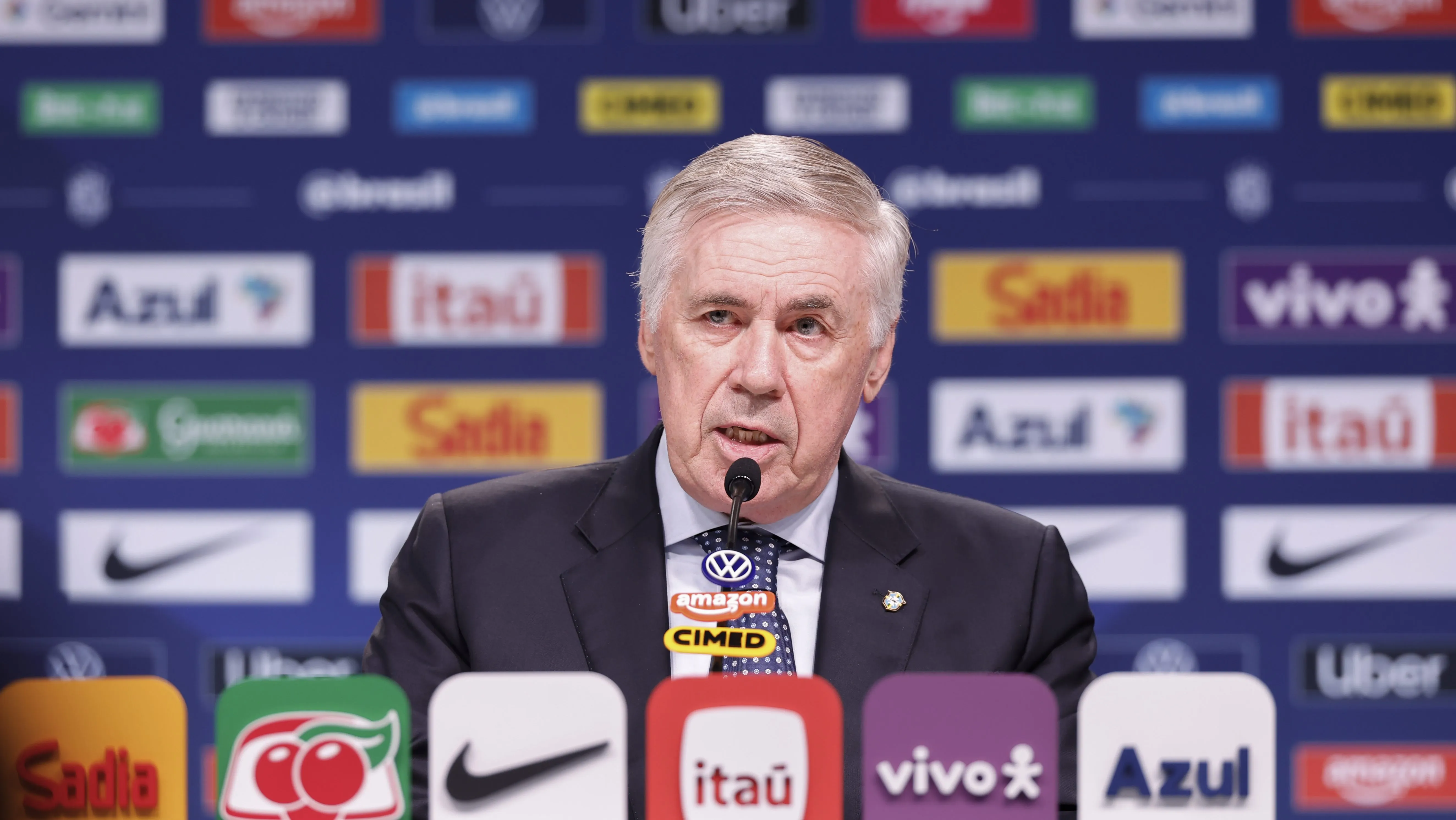 Ancelotti consolida Raphinha em nova função e ‘ignora’ testes para camisa 9 na Seleção