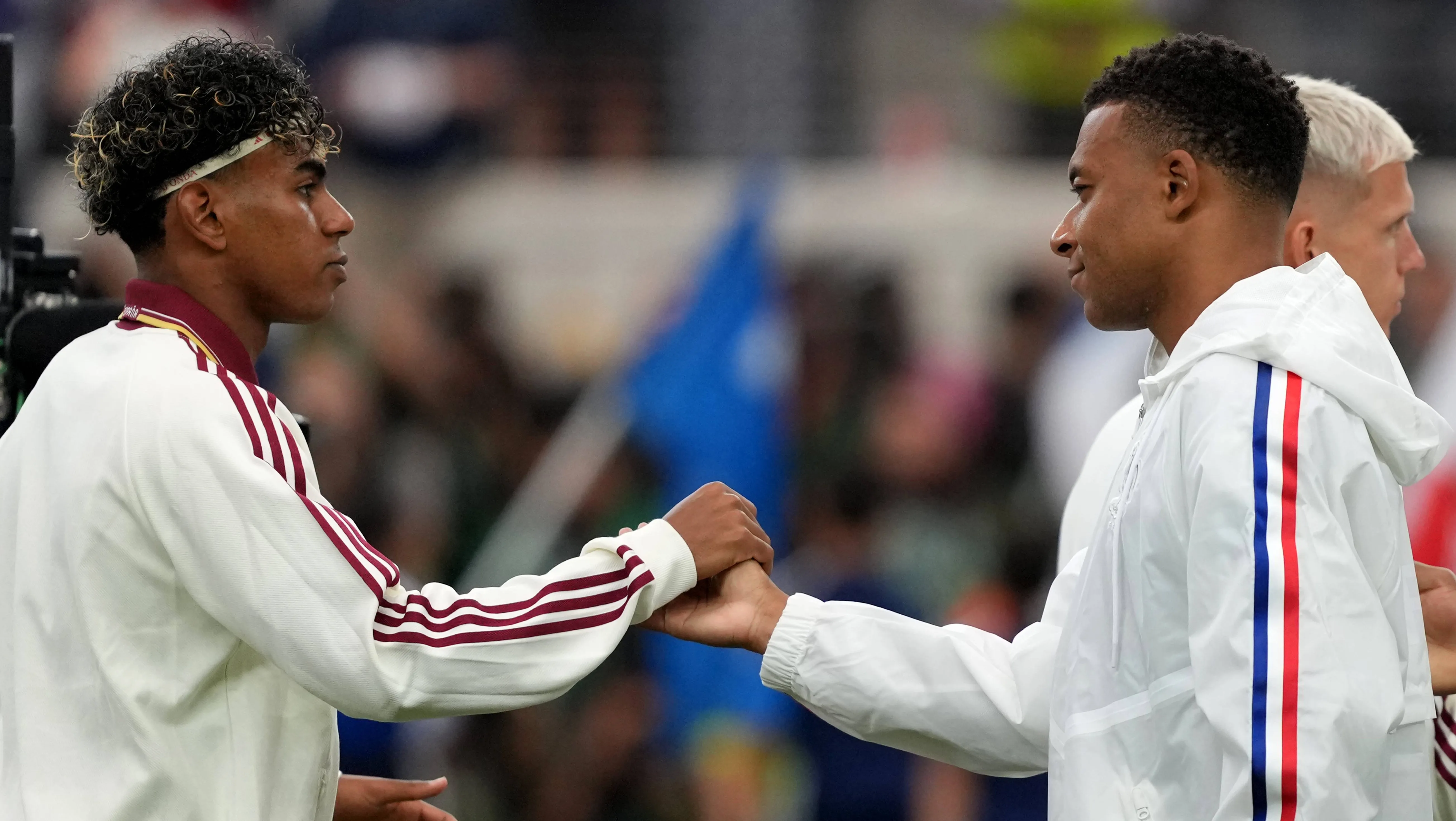 ‘Isso foi um pouco pior’: Courtois compara Yamal e Mbappé na briga pela Bola de Ouro