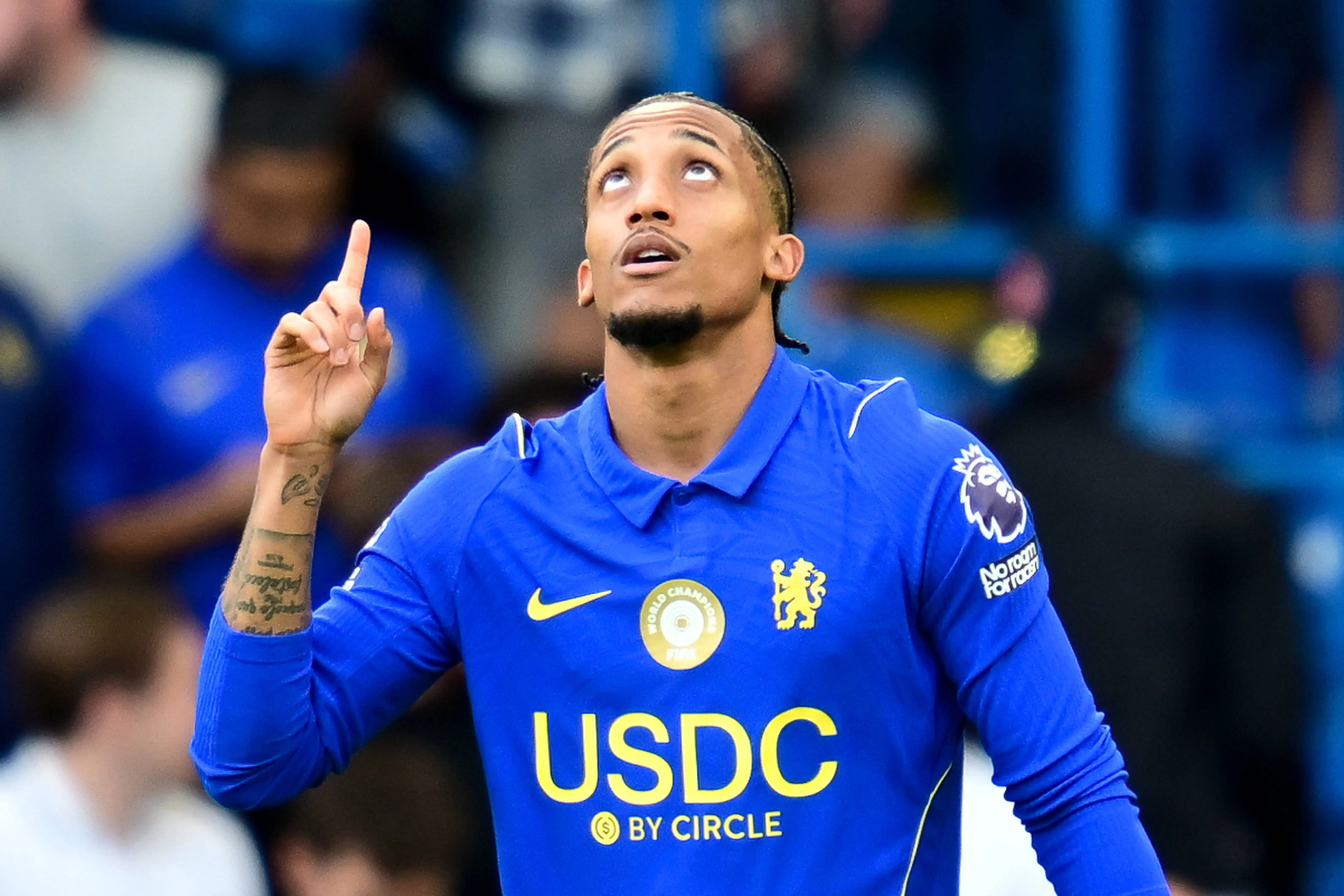 João Pedro faz dois e Henderson surpreende em goleada do Chelsea com Rayan em nova posição