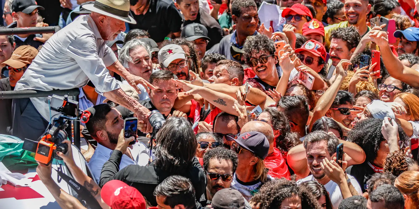 Lula afirma que PT entrará na Justiça contra suspensão de canal