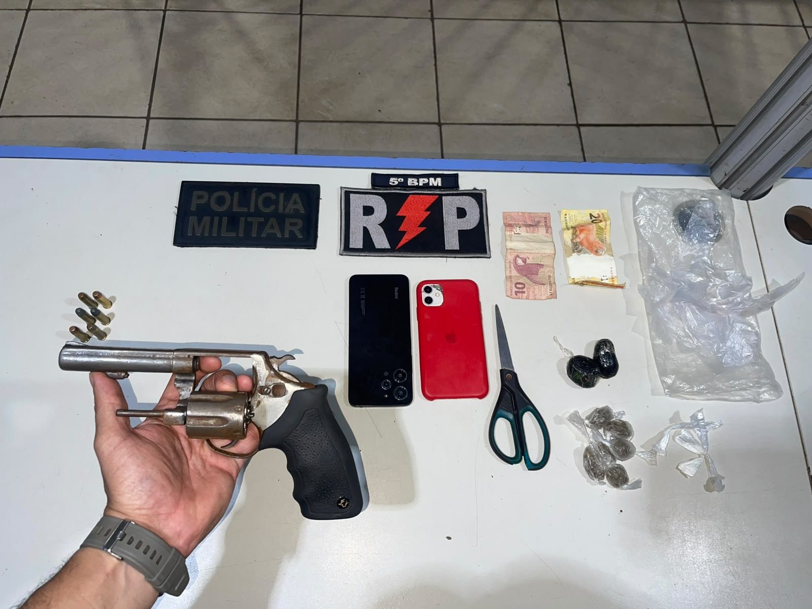 Mandado em aberto, arma e drogas: Polícia Militar prende suspeito e apreende adolescente no Orgulho do Madeira