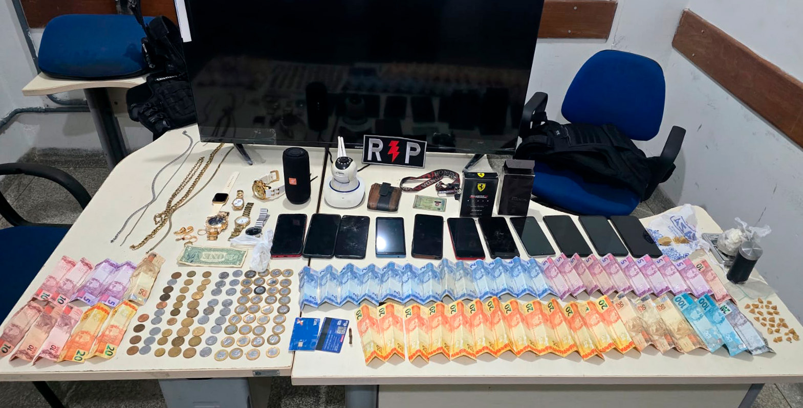 POLÍCIA MILITAR PRENDE SUSPEITO DE TRÁFICO DE DROGAS E APREENDE ENTORPECENTES, DINHEIRO E DIVERSOS OBJETOS EM JI-PARANÁ