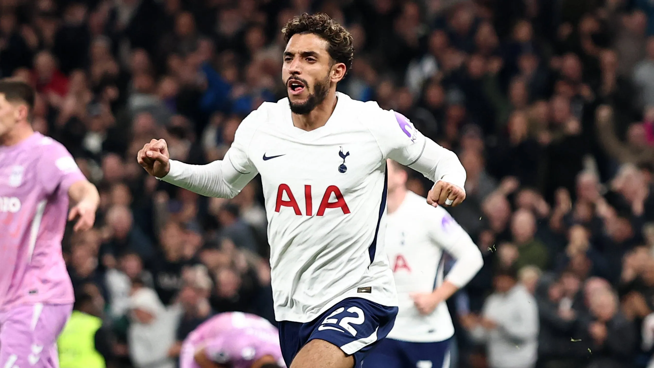 Tottenham ainda deixa dúvidas, mas encerra jejum com primeira vitória marcada por lei do ex